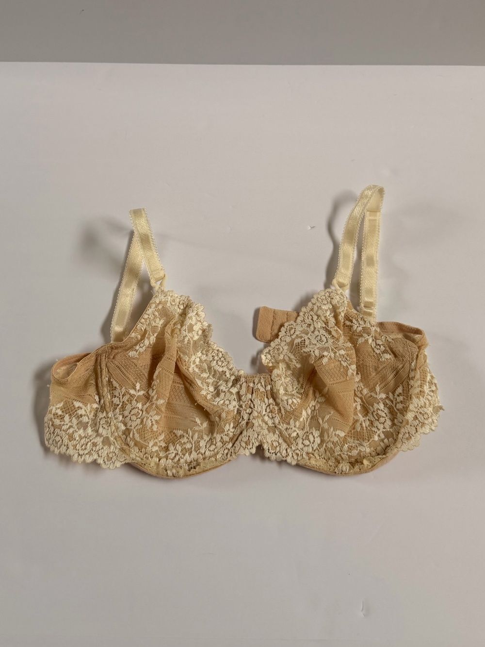 Wacoal Embrace Lace 36D Underwire Bra Beige